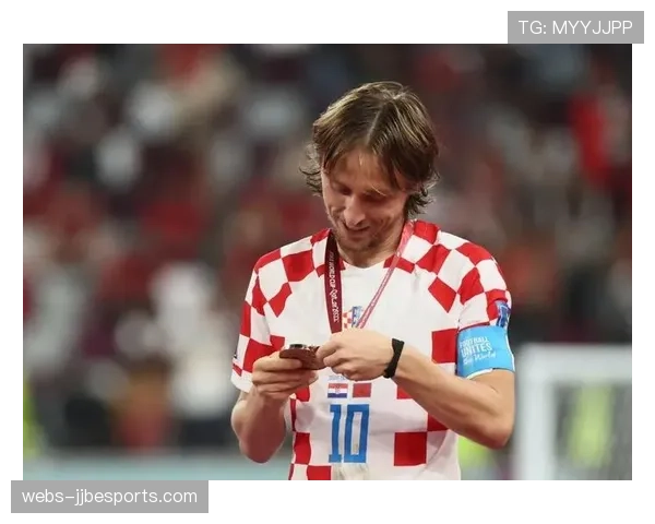 特写:格拉纳达小球迷冲入场内与偶像莫德里奇合影后被安全带离